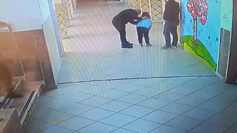 Boğazına şeker takılan öğrencisini Heimlich manevrasıyla kurtardı