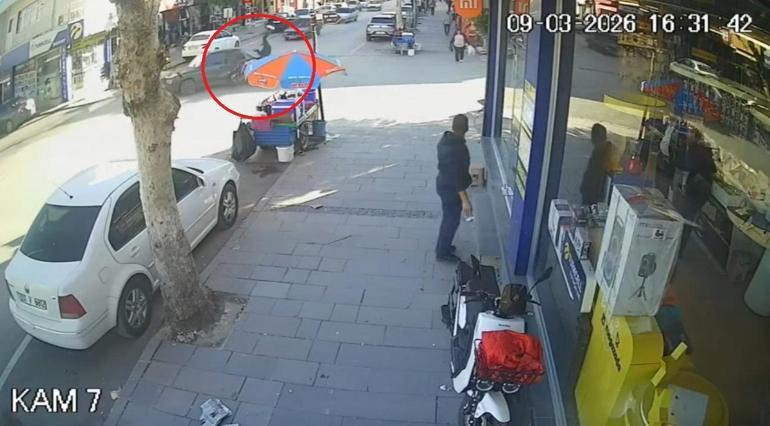 Otomobil ile motosikletin çarpıştığı kaza kamerada: 1 yaralı