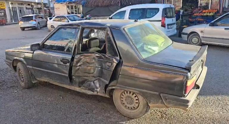 Otomobil ile motosikletin çarpıştığı kaza kamerada: 1 yaralı