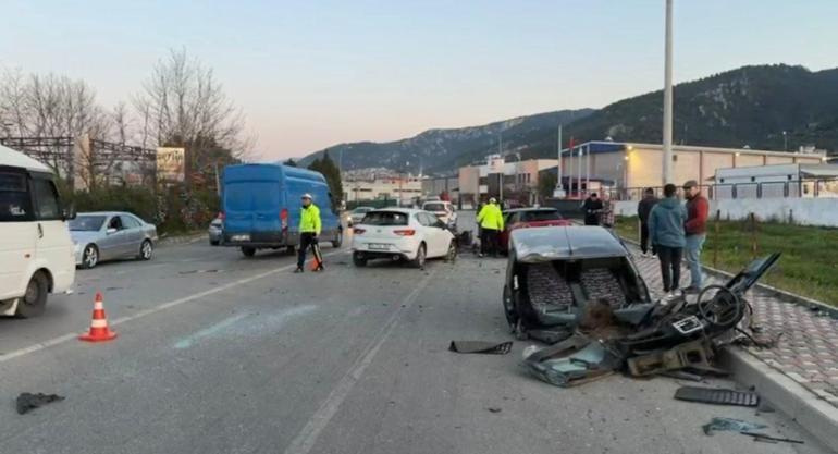 İzmir’de üç aracın karıştığı zincirleme kaza: 3 yaralı