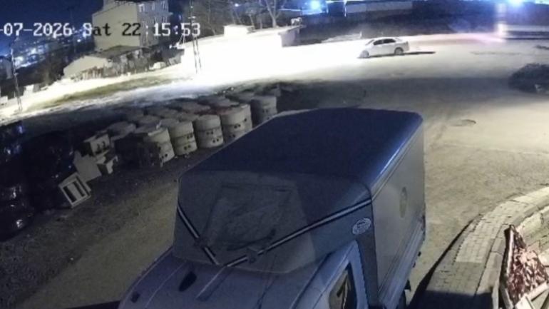 Arnavutköy’de çarptığı otomobil ters döndü; kamyonet şoförü kaçtı