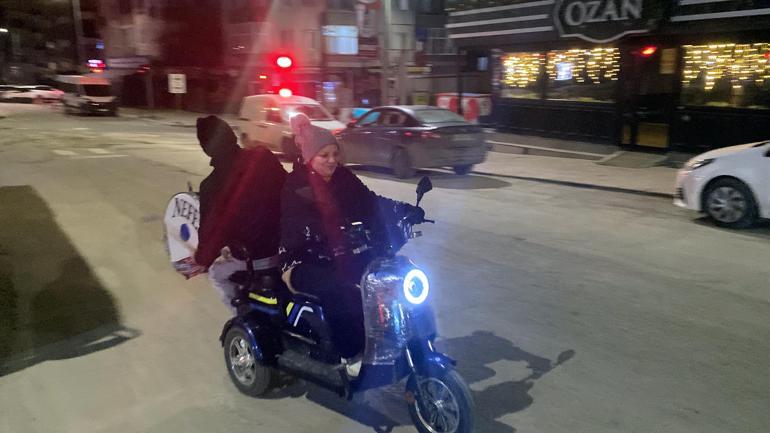 Eşinin kullandığı motosiklette davul çalarak mahalleliyi sahura kaldırıyor