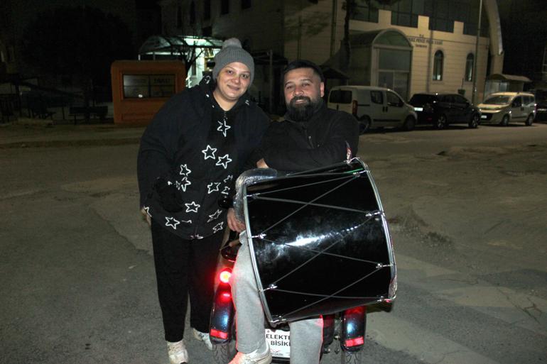 Eşinin kullandığı motosiklette davul çalarak mahalleliyi sahura kaldırıyor