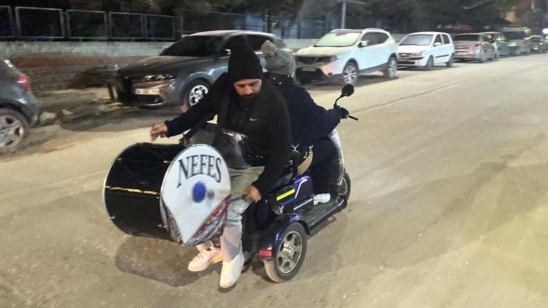 Eşinin kullandığı motosiklette davul çalarak mahalleliyi sahura kaldırıyor