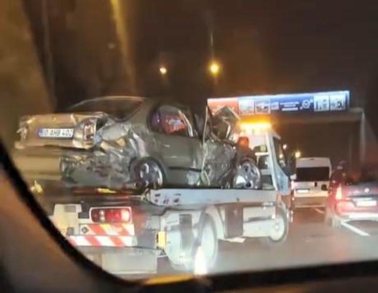 Gaziosmanpaşa TEM Otoyolunda makas atan sürücü kazaya neden oldu; 2 yaralı