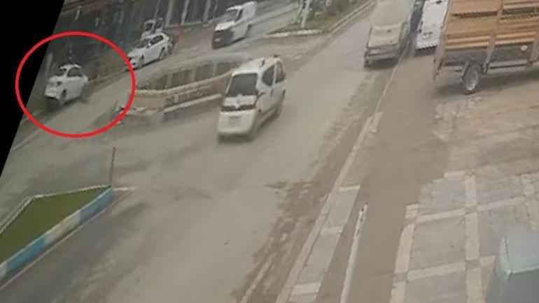 Otomobilin çarptığı 2 yaya yaralandı; o anlar kamerada