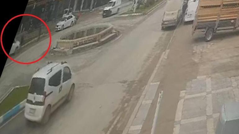 Otomobilin çarptığı 2 yaya yaralandı; o anlar kamerada