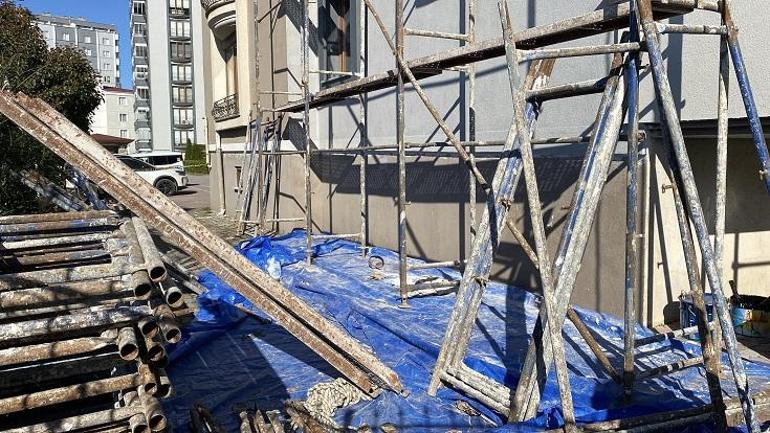 Boya yaparken belindeki halat kopunca 3’üncü kattan düşüp, yaralandı