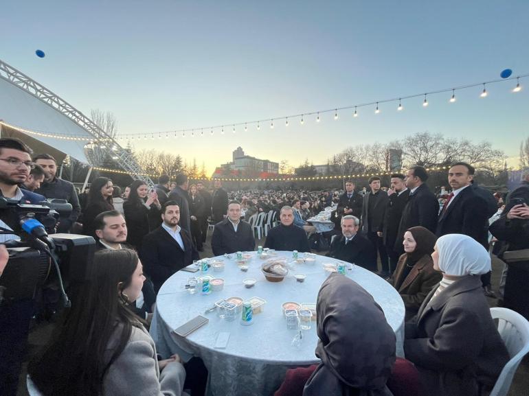Ömer Çelik, öğrencilerle iftarda buluştu