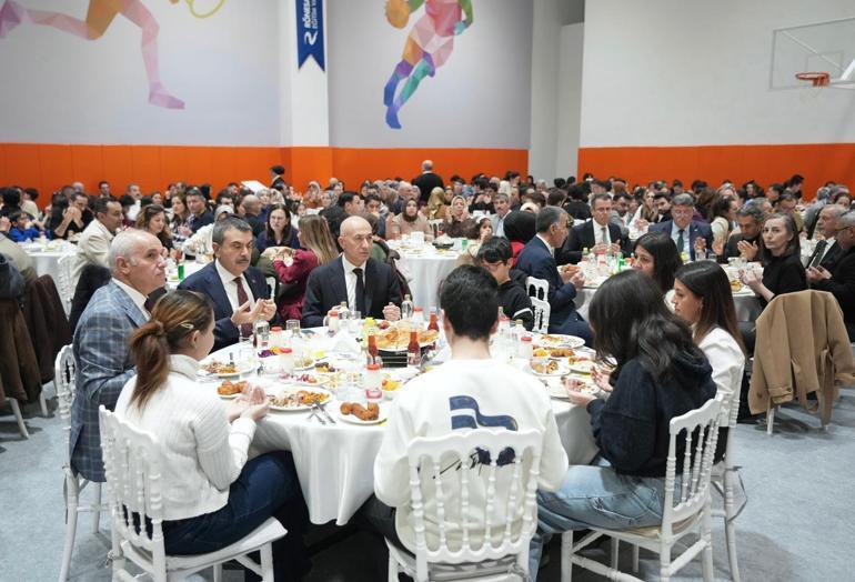 Bakan Tekin, öğrenci ve öğretmenlerle iftarda bir araya geldi
