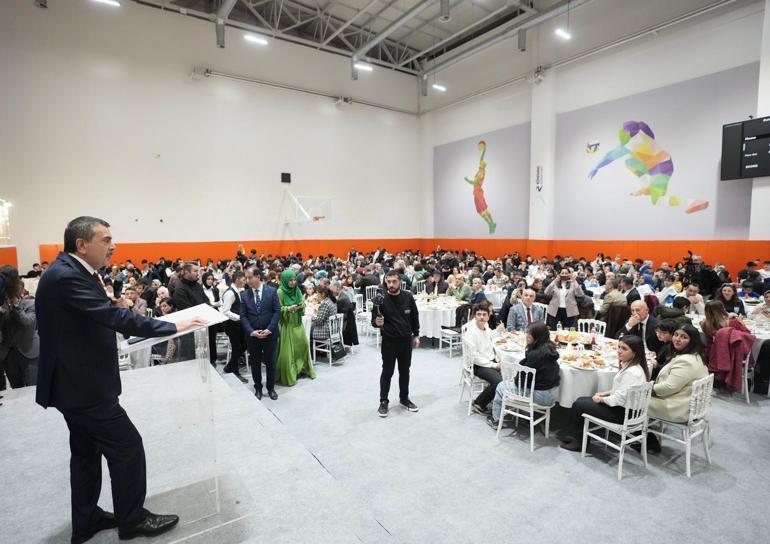 Bakan Tekin, öğrenci ve öğretmenlerle iftarda bir araya geldi