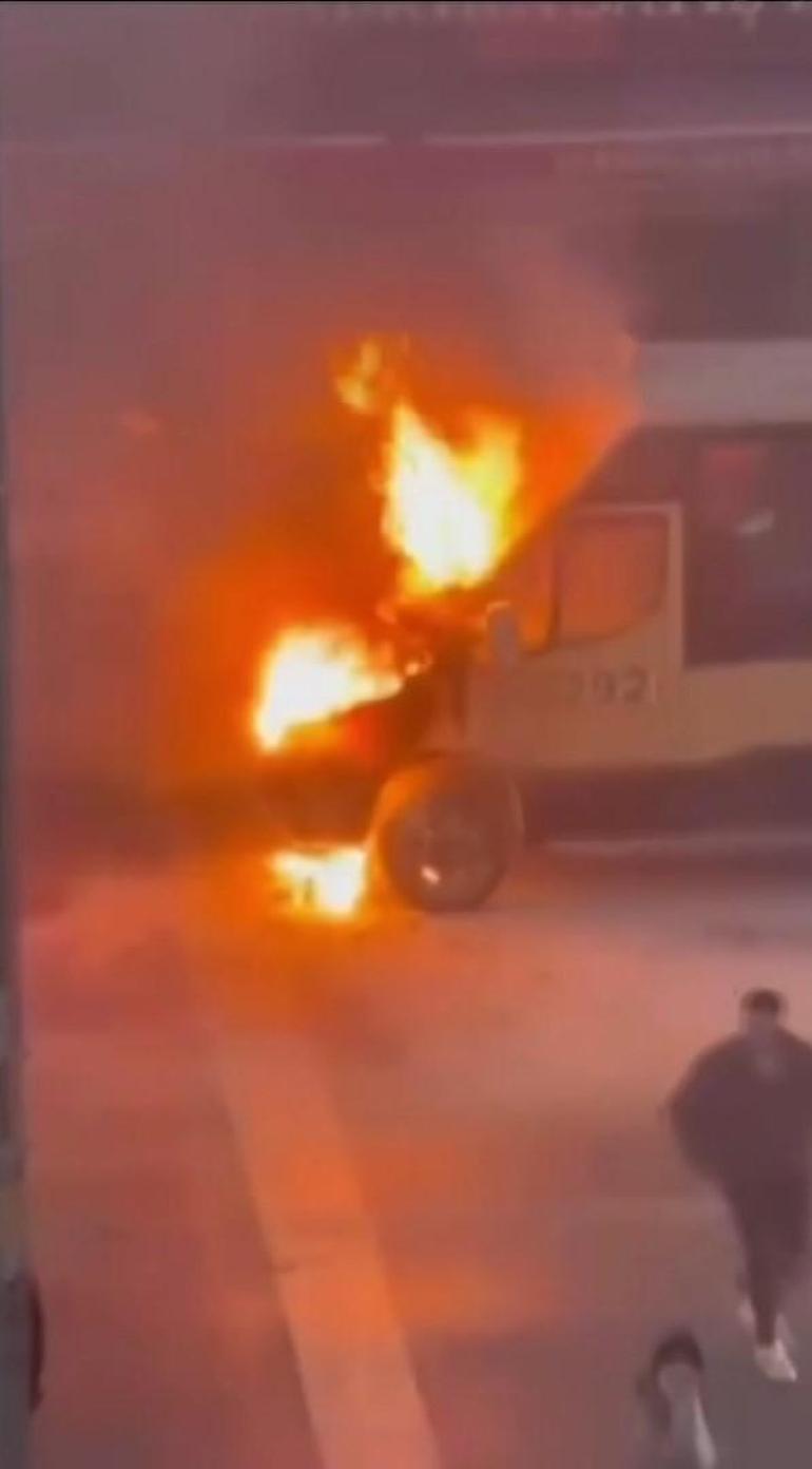 Avcılar’da park halindeki minibüs alev alev yandı