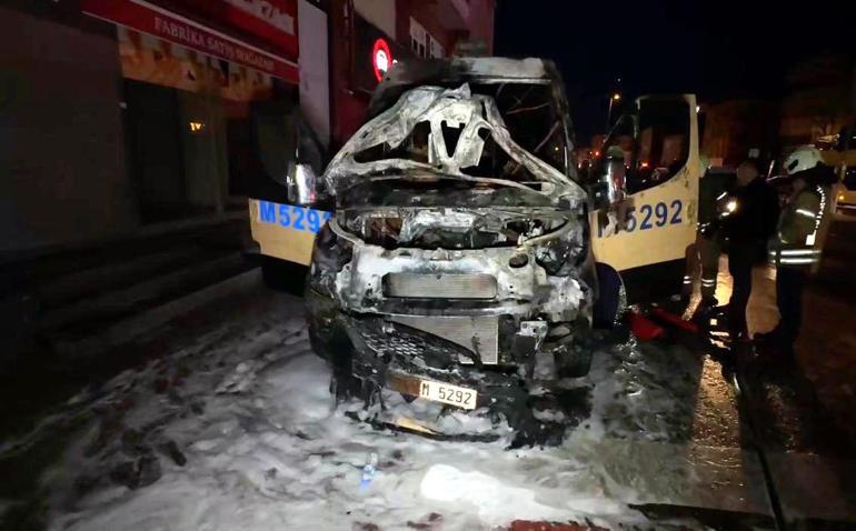 Avcılar’da park halindeki minibüs alev alev yandı
