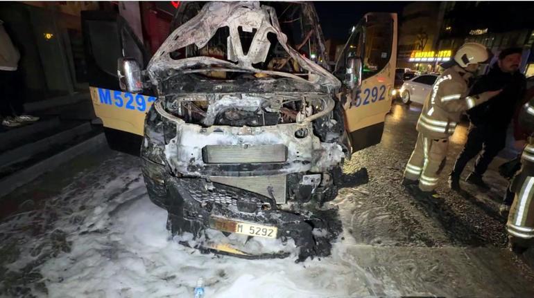 Avcılar’da park halindeki minibüs alev alev yandı