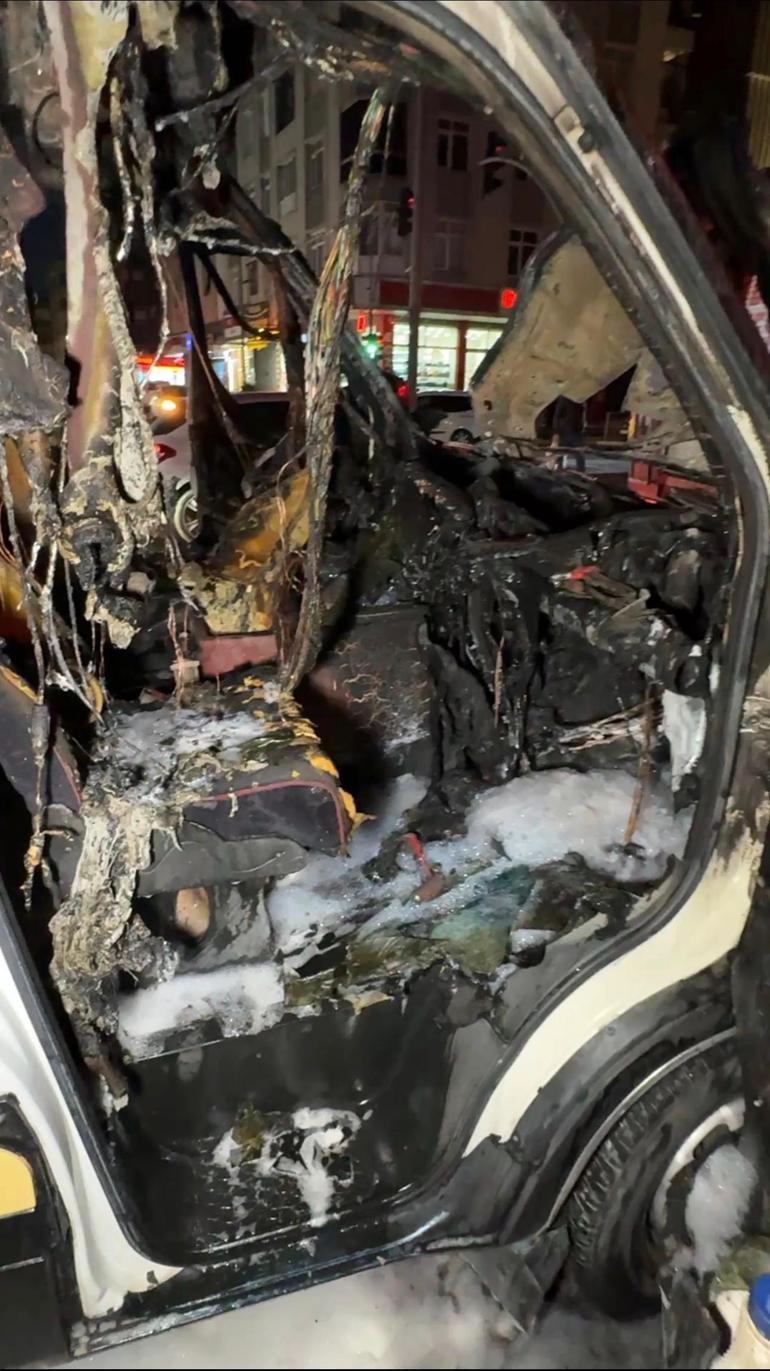 Avcılar’da park halindeki minibüs alev alev yandı