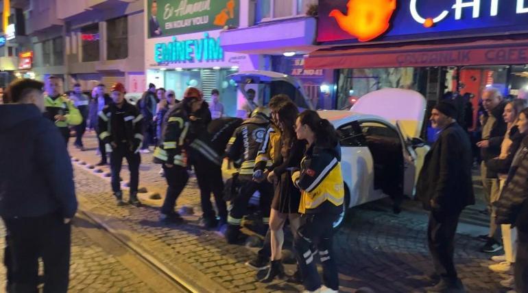 Otomobilin kafeye girdiği kaza kamerada: 2 yaralı