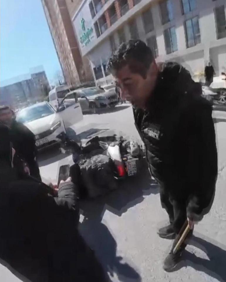 Esenyurtta şerit ihlali kavgası; sopayla motokuryenin üzerine yürüdü