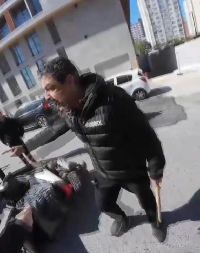 Esenyurtta şerit ihlali kavgası; sopayla motokuryenin üzerine yürüdü