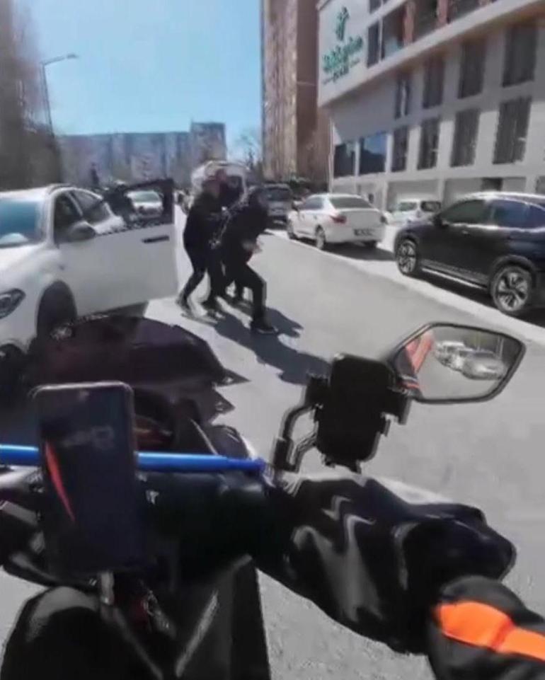 Esenyurtta şerit ihlali kavgası; sopayla motokuryenin üzerine yürüdü