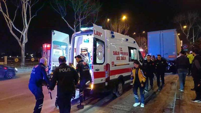 Bursada otomobil, park halindeki TIRın altına girdi: 1 ağır yaralı