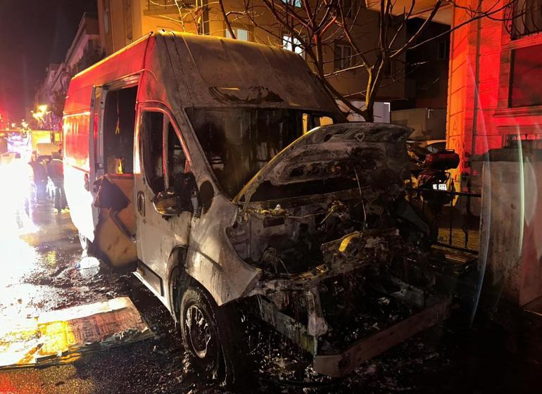 Maltepe’de park halindeki 3 araç yandı