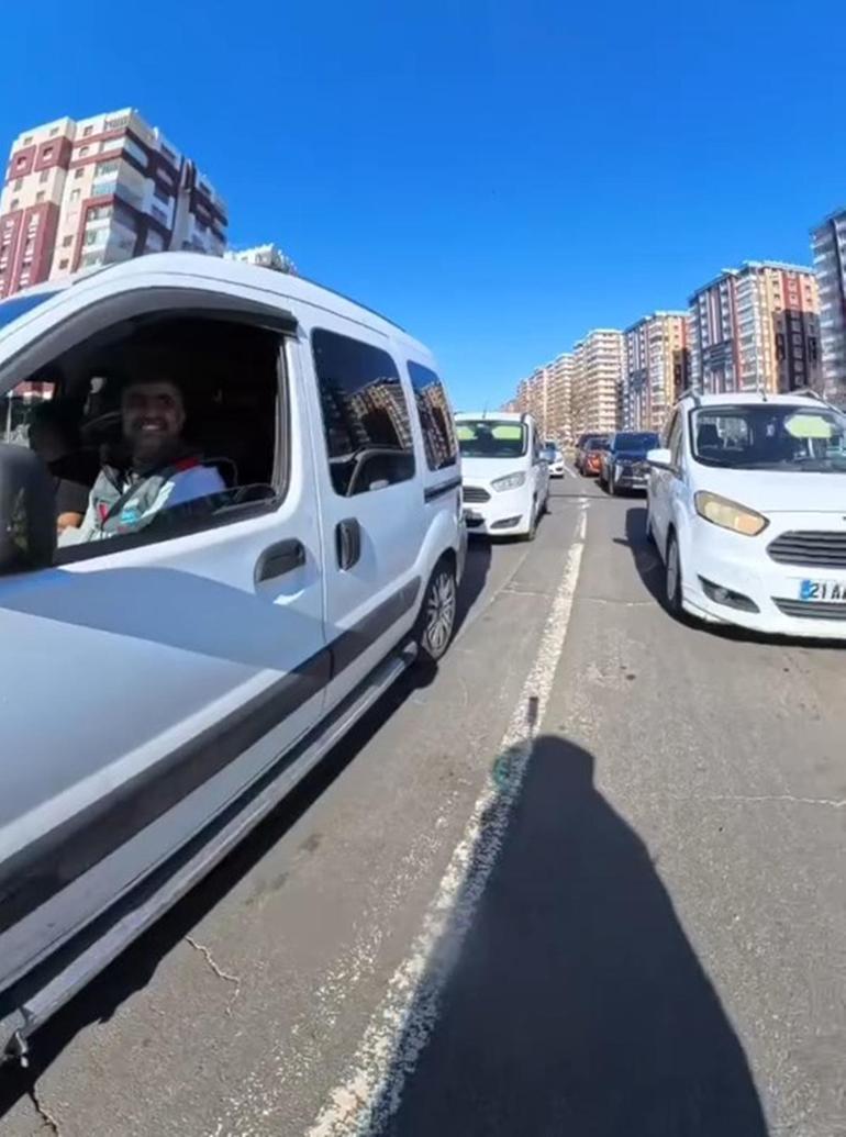 Motosikletlinin doğum günü çağrısına sürücülerden kornalı kutlama