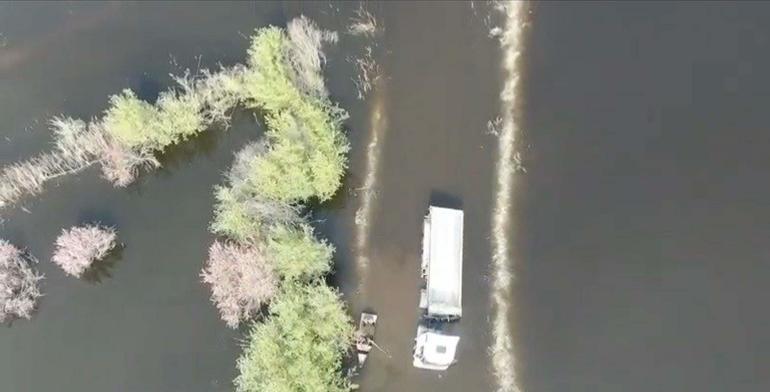 Suyla dolan yolda mahsur kalan TIR şoförü sandalla kurtarıldı
