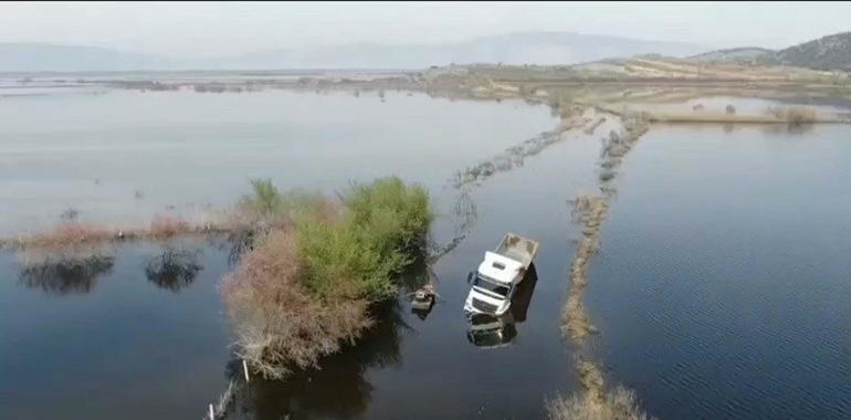 Suyla dolan yolda mahsur kalan TIR şoförü sandalla kurtarıldı