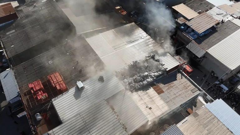 Zeytinburnunda yapı malzemeleri satan iş yerindeki yangın söndürüldü