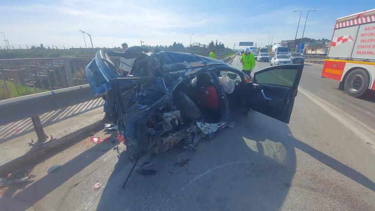 Refüje ve su tankerine çarpan otomobilin sürücüsü ağır yaralandı