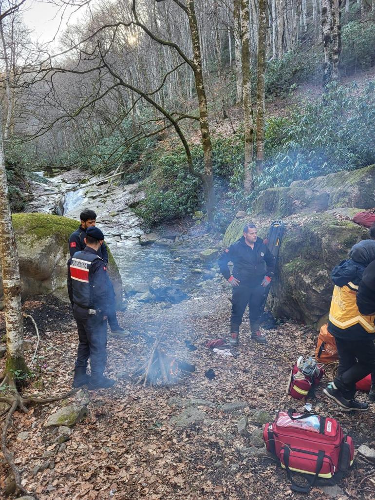 Dereye düşme tehlikesi geçirdi, yardım eden akrabalarıyla uçuruma yuvarlandı: 1 ölü, 3 yaralı