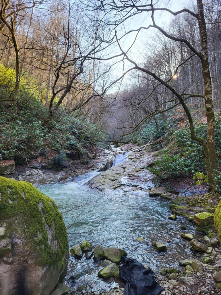 Dereye düşme tehlikesi geçirdi, yardım eden akrabalarıyla uçuruma yuvarlandı: 1 ölü, 3 yaralı