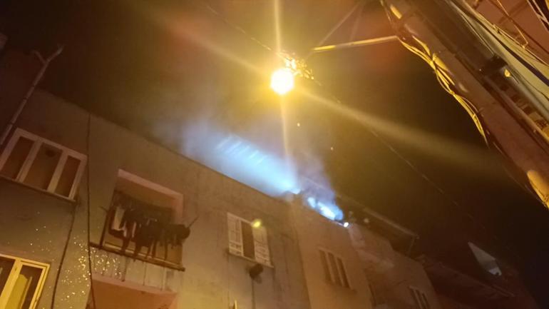 Bursada apartmanın çatı katında çıkan yangın söndürüldü