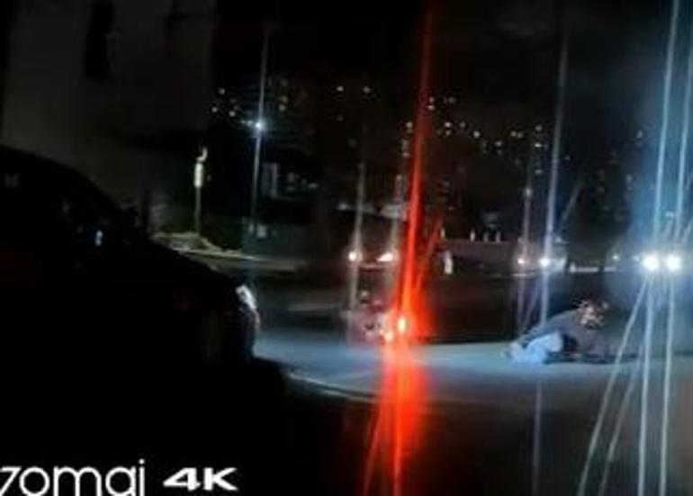 Başakşehir’de otomobilin çarptığı motosikletli yere savruldu; kaza anı kamerada