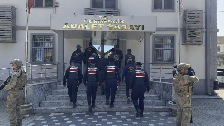 Annesini odunla başına vurup, öldürdü