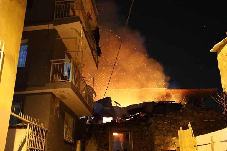 İzmir’de 2 katlı evde çıkan yangın, bitişikteki evlere sıçramadan söndürüldü