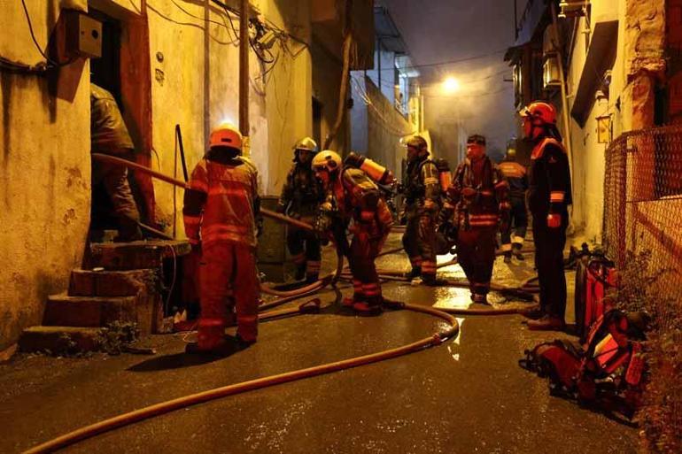 İzmir’de 2 katlı evde çıkan yangın, bitişikteki evlere sıçramadan söndürüldü