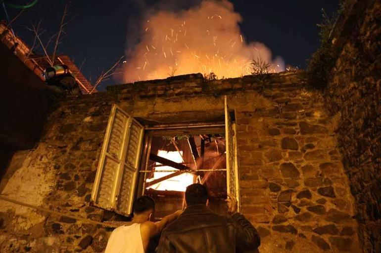 İzmir’de 2 katlı evde çıkan yangın, bitişikteki evlere sıçramadan söndürüldü