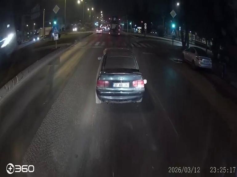 Oto kurtarıcıda yüklü otomobil, yola düştü; o anlar kamerada