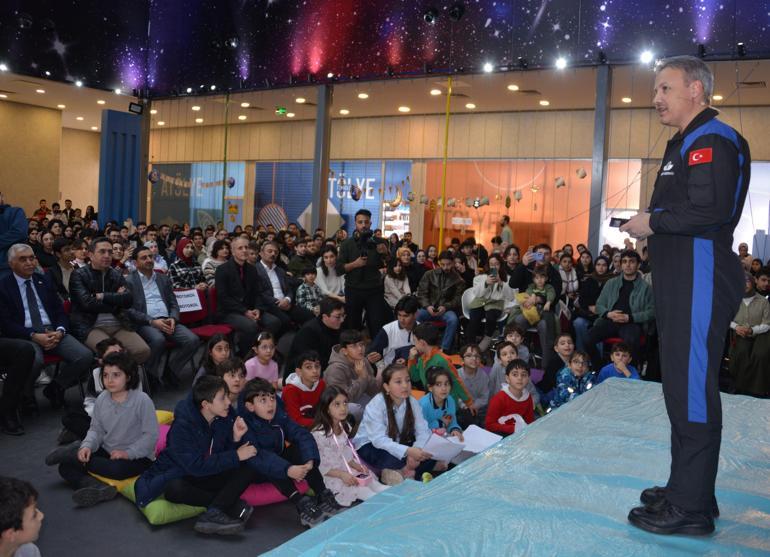 Astronot Gezeravcı: Çocukların uzaya ilgisi had safhada