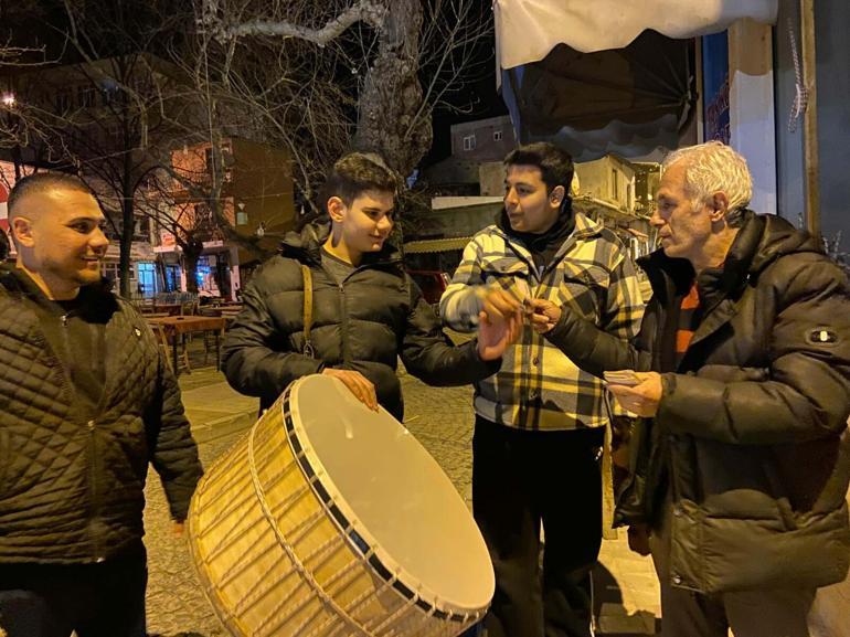 Sahura şarkı ve türkülerle kalkıyorlar