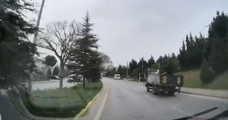 Rampada kayan kamyon refüje çıkıp devrildi