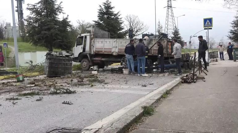 Rampada kayan kamyon refüje çıkıp devrildi