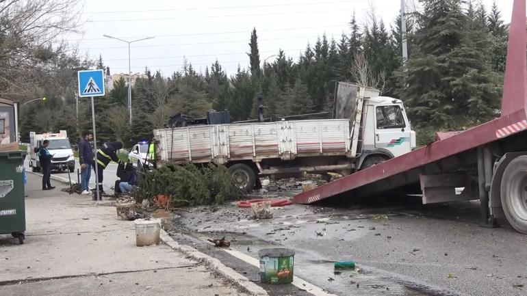 Rampada kayan kamyon refüje çıkıp devrildi