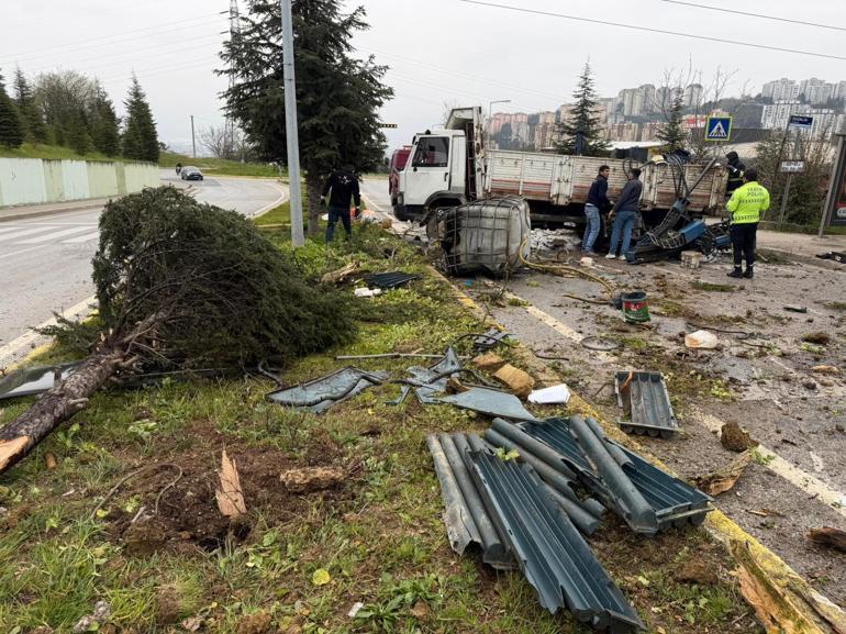 Rampada kayan kamyon refüje çıkıp devrildi