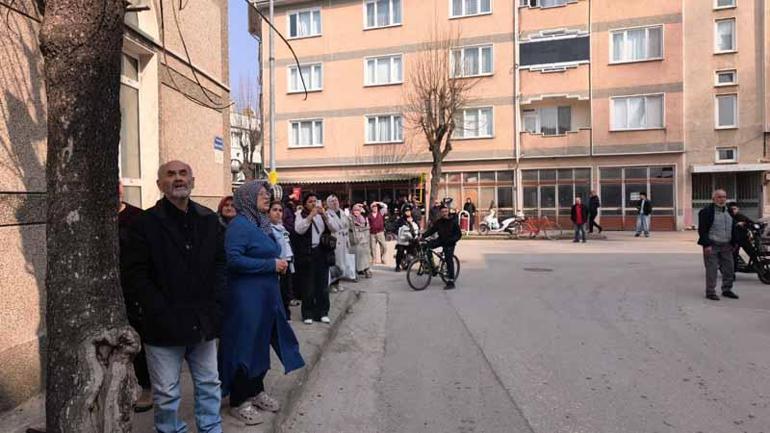 Teras katta yangın çıktı; bitişik binadaki kadın, kova ile pencereye çıkıp yardım istedi