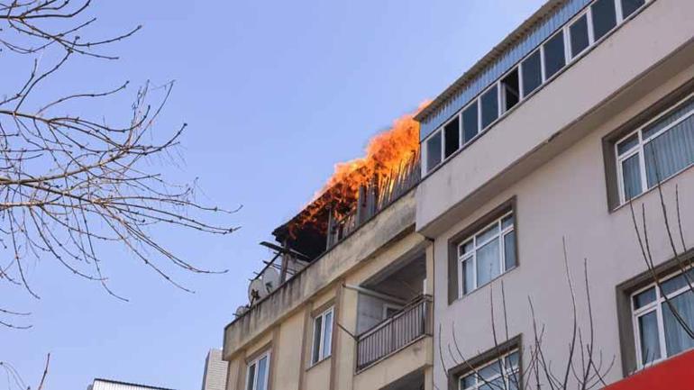 Teras katta yangın çıktı; bitişik binadaki kadın, kova ile pencereye çıkıp yardım istedi