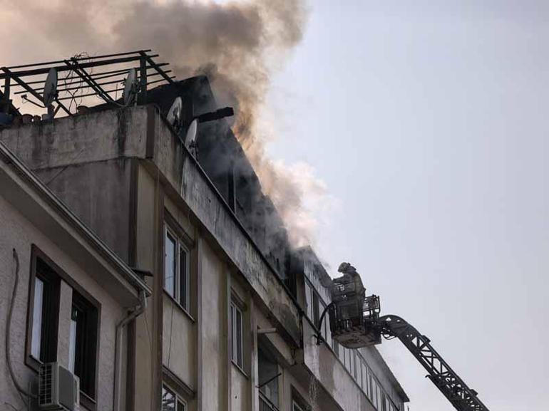 Teras katta yangın çıktı; bitişik binadaki kadın, kova ile pencereye çıkıp yardım istedi