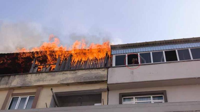 Teras katta yangın çıktı; bitişik binadaki kadın, kova ile pencereye çıkıp yardım istedi