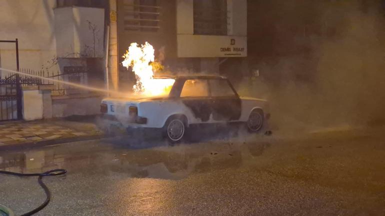 Eskişehirde park halindeki otomobil yandı